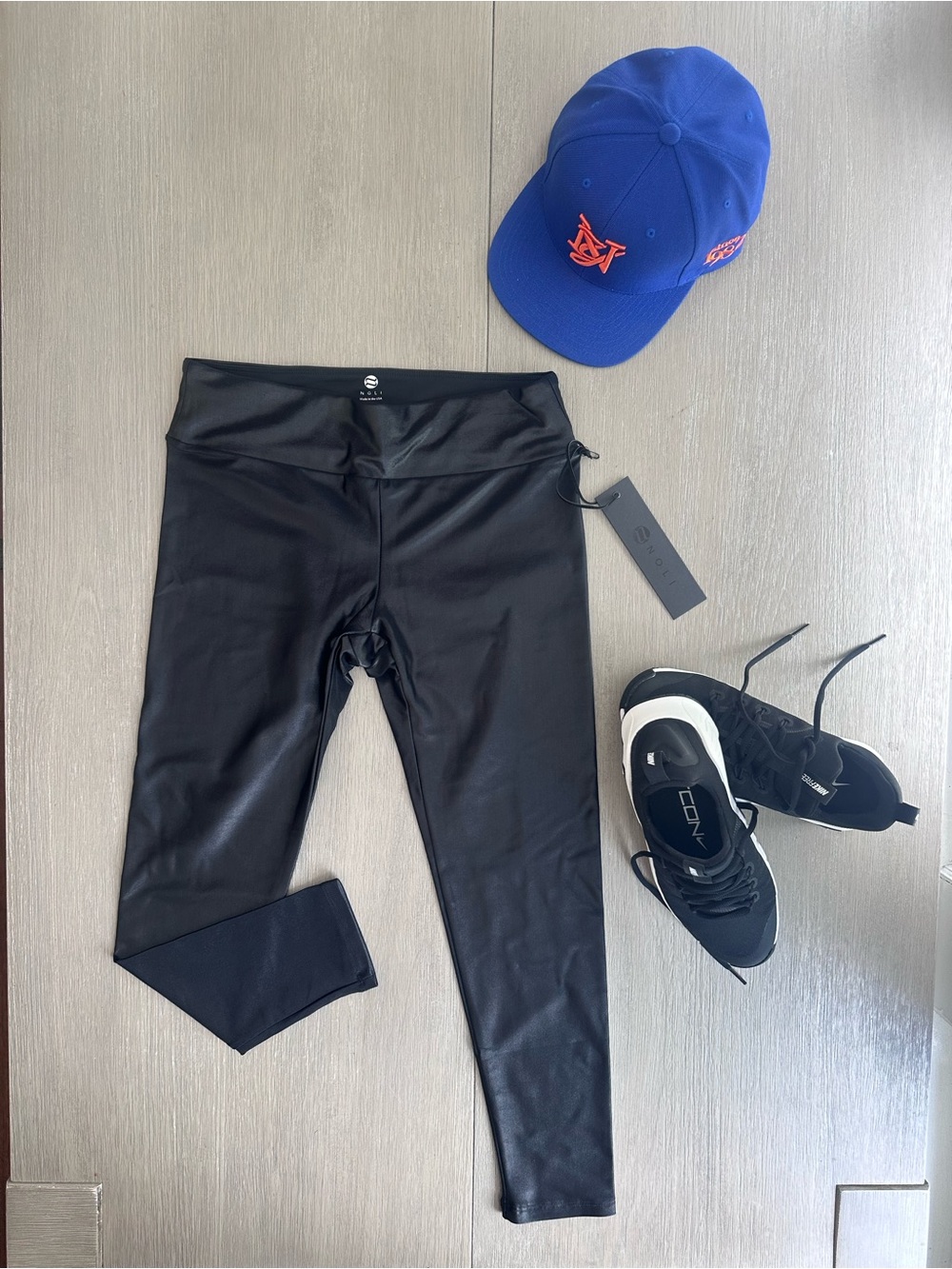 Noli Black Shiny 3/4 Length Leggings. Size L